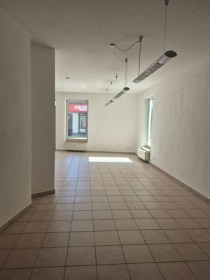 Blick auch vordere Verkaufsfläche mit Tageslicht