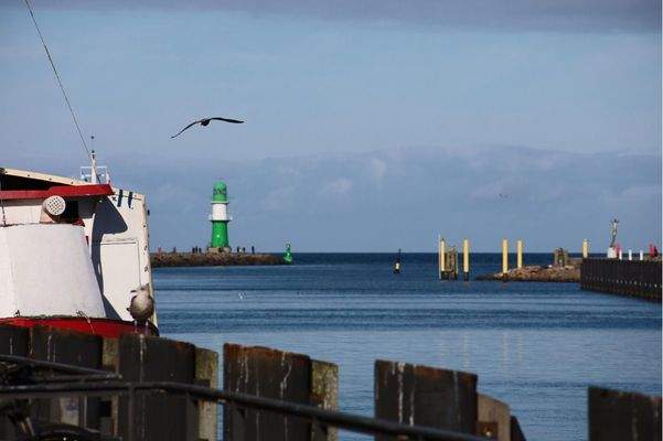 Maritimes Panorama mit Blick auf das grüne Molenfeuer