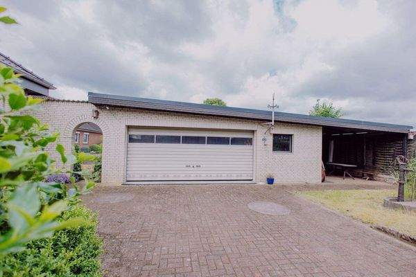Doppelgarage mit Werkstatt