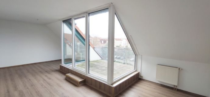 Wohnzimmer mit Balkon