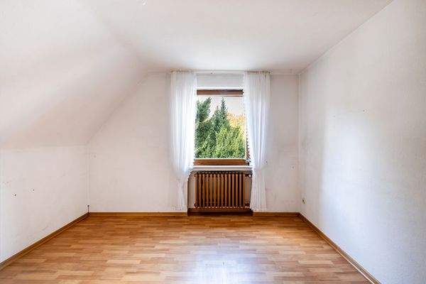 Ruhiges Schlafzimmer mit Blick ins Grüne