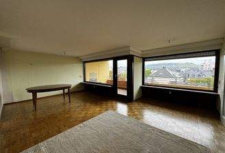 Wohn- Esszimmer mit Zugang zum Balkon