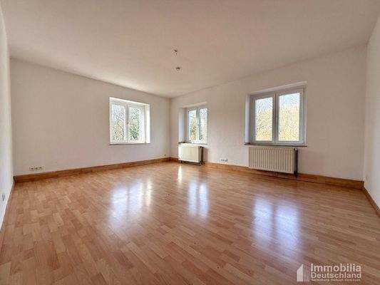 Wohnzimmer aus der Sicht der Eingangstür