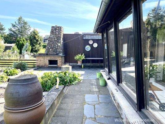 Terrasse mit Kamin und Wintergarten