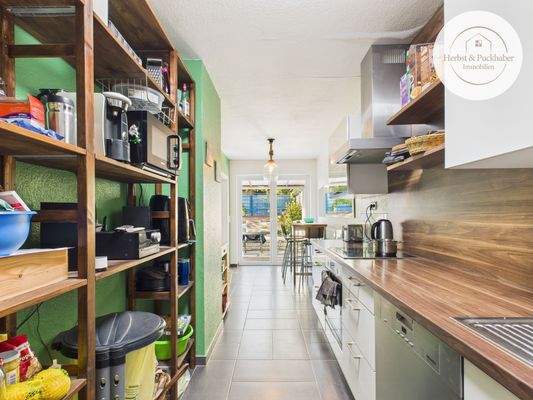  Küche mit Ausgang in den Garten
