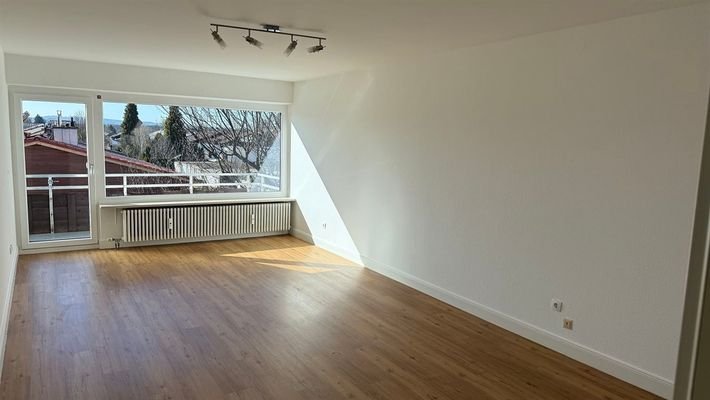 Wohnzimmer mit Zugang zum Balkon