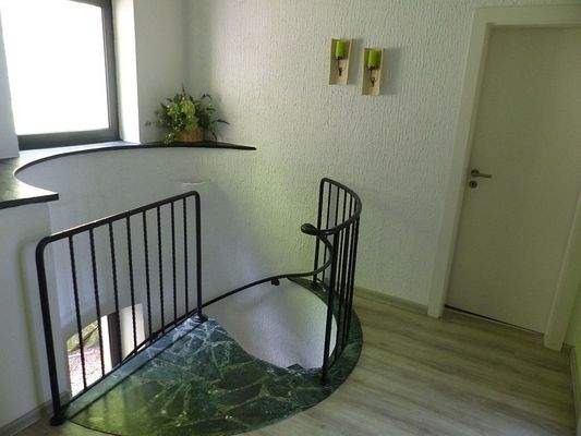 OG Diele u. Treppe zum EG