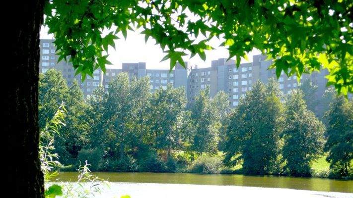 Ansicht des Wohngebäudes von angrenzender Parkanlage aus