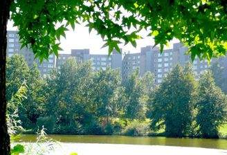 Ansicht des Wohngebäudes von angrenzender Parkanlage aus