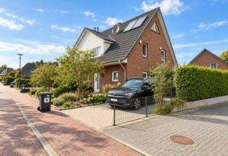 Hausansicht mit Stellplatz