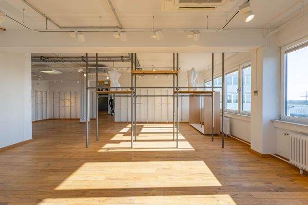 Raumteiler und Rückwandabhängungen vorhanden