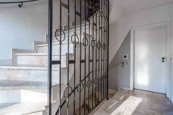 Der Treppenaufgang zur oberen Wohnung