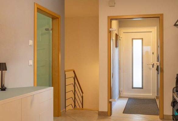 Zauberhafte Maisonette-Gartenwohnung mit XXL-Garage, Carport und eigenem Garten – Baujahr 2007