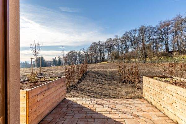 Sonniger Garten mit Weitblick