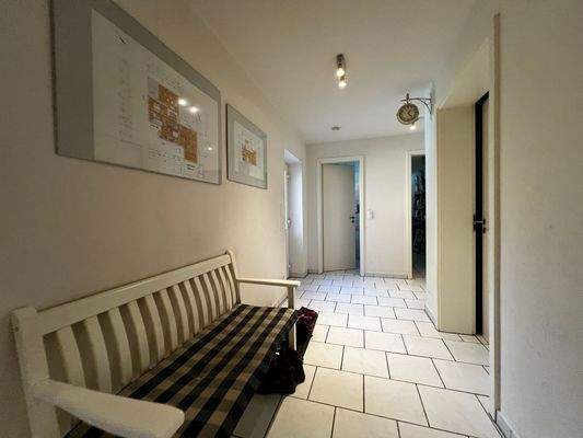 Heller Flur mit Bank