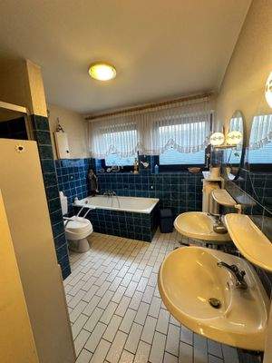 Badezimmer mit Dusche & Wanne 1.OG 