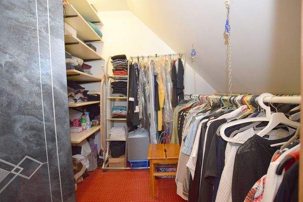 Eines der Zimmer bietet einen begehbaren Kleiderschrank