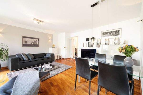 Der lichtdurchflutete offene Wohn-Essbereich mit c