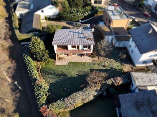 Sonnige Südansicht von oben