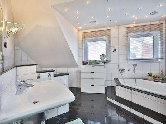 Großes Master-Bad im Dachgeschoss