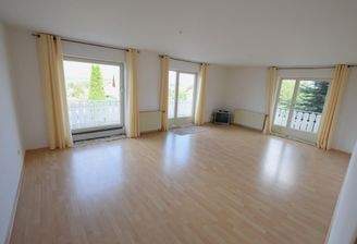 Großes, helles Wohn-/Esszimmer