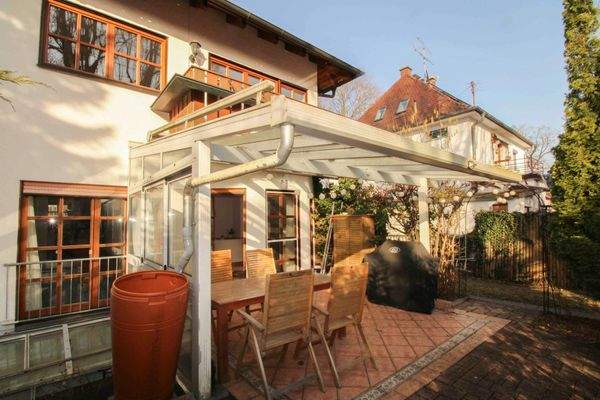 Außenansicht mit Terasse