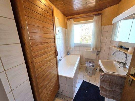 Badezimmer mit Wanne EG