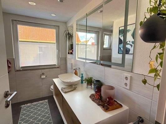 Modernes Bad mit ebener Dusche im EG