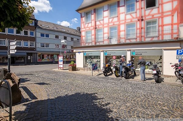 große Schaufenster an der Seite