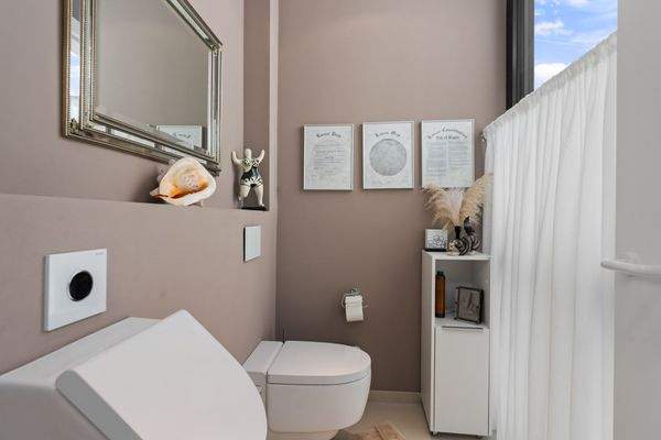 ... räumlich separiertem WC-Bereich mit Urinal.