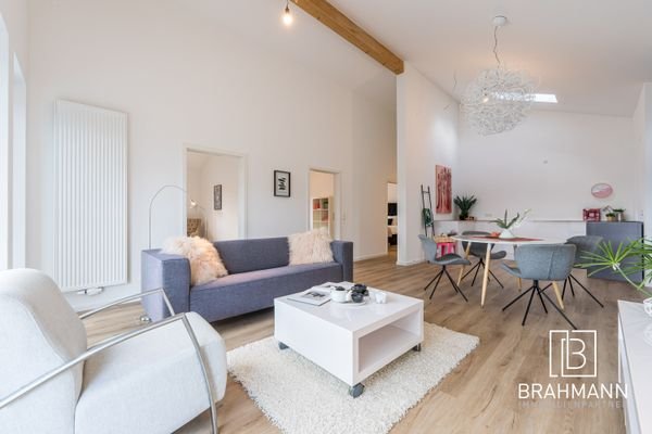 Helles Wohnzimmer mit 4,5m hohen Decken