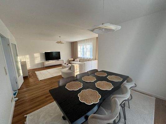 Blick vom Ess- in den Wohnbereich