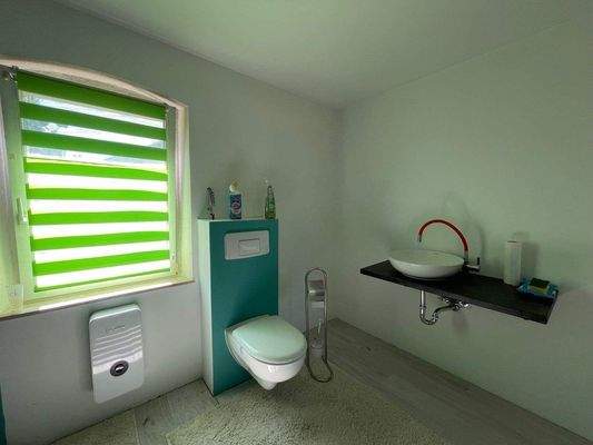 modernes Bad mit ebenerdiger Dusche