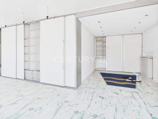 Schöne Ladenfläche mit Einbauschränken