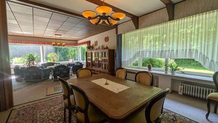 Esszimmer mit Blick in das Wohnzimmer