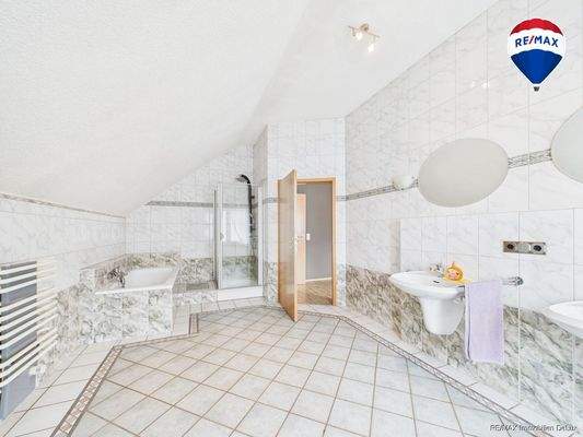 RE/MAX Immobilien DeLux Zweifamilienhaus Lebach - Steinbach  Badezimmer