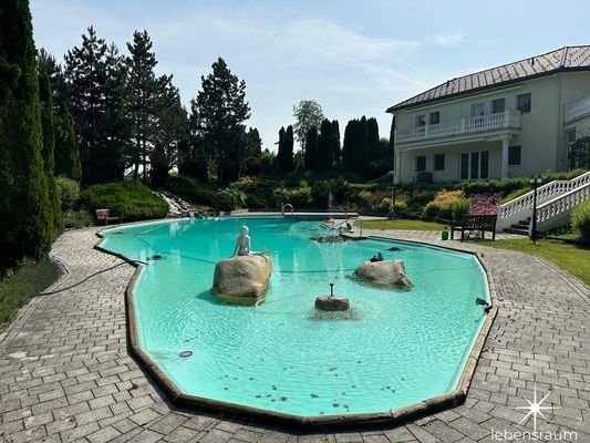 Pool mit Springbrunnen und Wasserfall.
