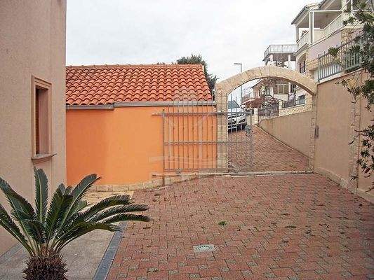 Die Immobilie wird durch ein Tor geschützt