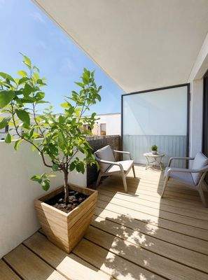 Sonniger Balkon (KI-möbliert)