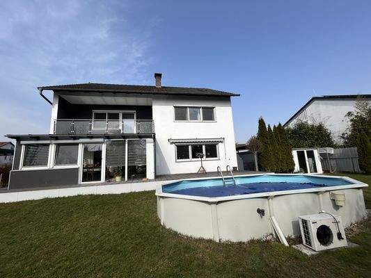 Außenansicht mit Pool