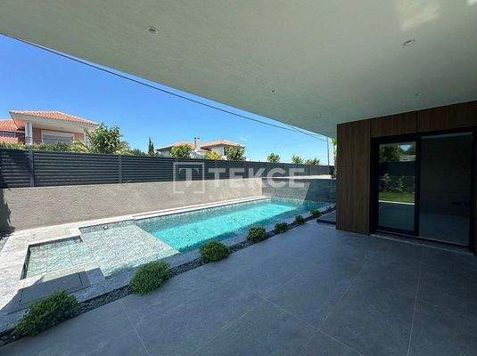 Semi-detached Villa with a Pool Near the Sea in İzmir