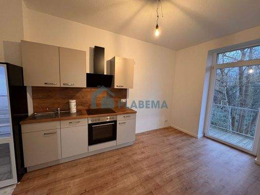 Küche mit Zugang zum Balkon