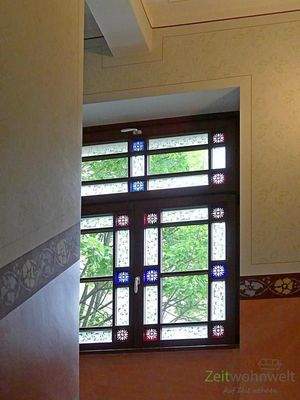 bunte Fenster im Treppenhaus