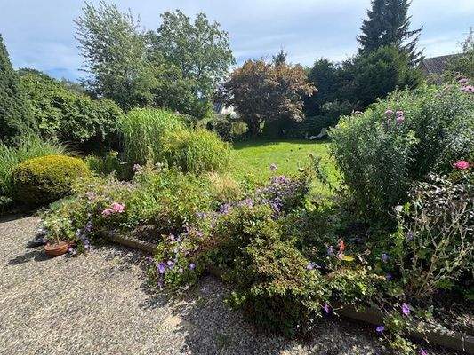 Terrasse mit Blick in den Garten