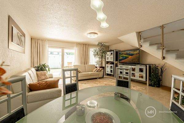 Wohnzimmer und Esszimmer 