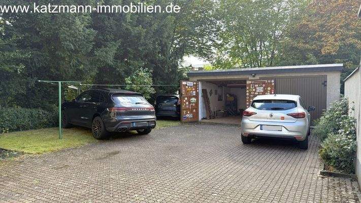 Hof mit Doppelgarage u. zusätzl. Parkmöglichkeiten