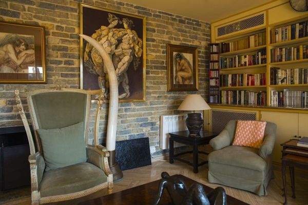 Eine Natursteinwand ziert den Wohnbereich