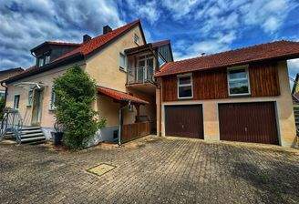 Viel Platz im Haus mit zwei Garagen