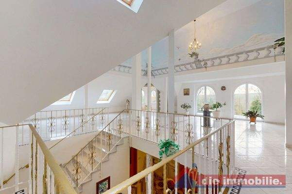 Repräsentatives Atrium mit Marmortreppe