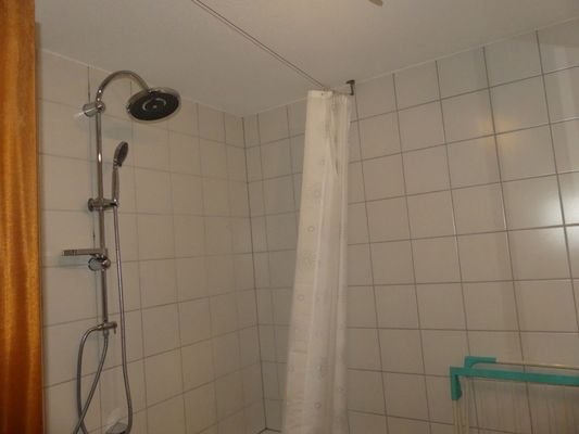 Badewanne mit Duschfunktion